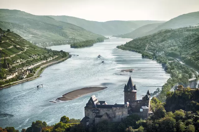 Bacharach,  Rhein flussaufwärts
